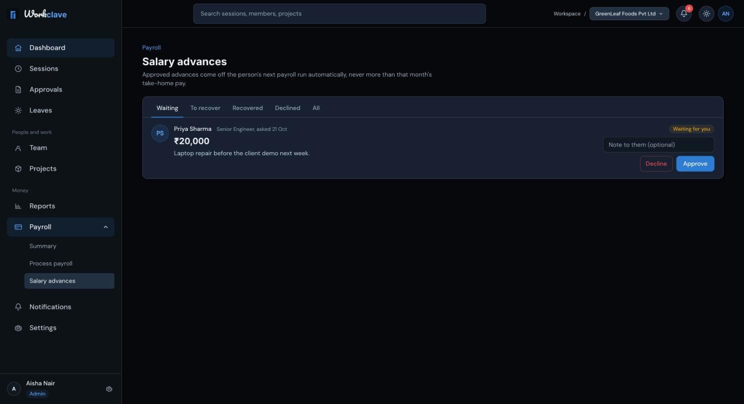 La pagina Salary advances con i filtri di stato e una richiesta che mostra l'importo, il motivo, una casella per la nota e i pulsanti Approve e Decline.